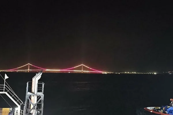 1915 Çanakkale Köprüsü Galatasaray’ın Renkleriyle Işıldadı: Sarı-Kırmızı Işıklar Boğaz’ı Aydınlattı